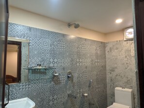 Shower, rainfall showerhead, free toiletries, towels