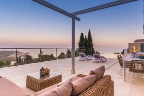 屋外ダイニングエリア