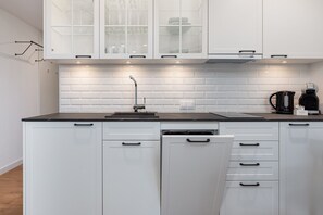 Lavavajillas, cafetera y tetera y utensilios de cocina 