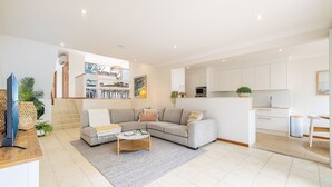 Un apartamento moderno con sala de estar, cocina y comedor.