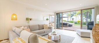 The Moorings, 23/4 Cromarty Rd - air con, pool and waterfront