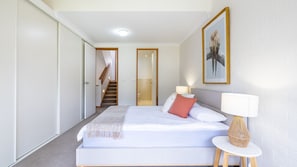 4 bedrooms, iron/ironing board, free WiFi - The Moorings, 23/4 Cromarty Rd - air con, pool and waterfront (Soldiers Point)