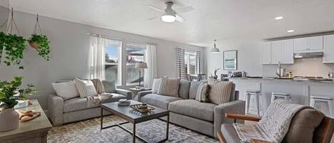 Una televisión, una chimenea