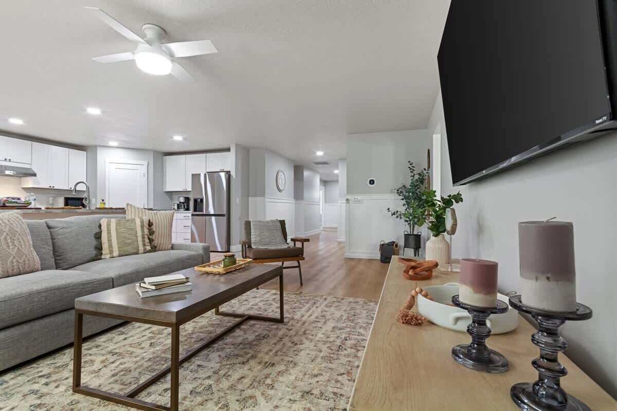 TV, fireplace
