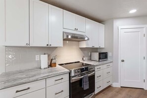 Fridge, microwave, oven, stovetop - Cozy Costal Get Away | Meridian Idaho | 4 bedroom (Meridian)