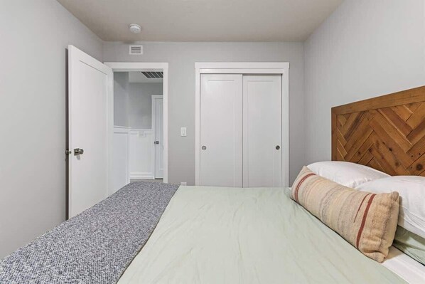 4 habitaciones, tabla de planchar con plancha, cuna de viaje y wifi 