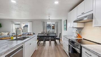 Kylskåp, mikrovågsugn, ugn och spishäll