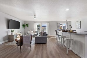 TV, fireplace - Cozy Costal Get Away | Meridian Idaho | 4 bedroom (Meridian)