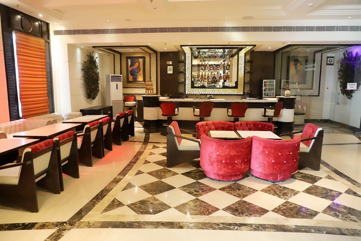 2 bars/lounges