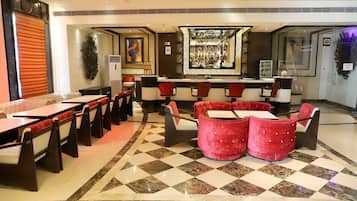 2 bars/lounges
