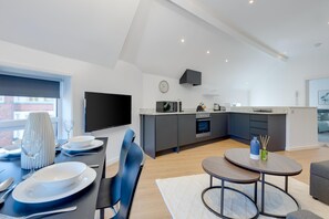 Deluxe Apartment, 2 Bedrooms | Private kitchen | Full-sized fridge, microwave, oven, stovetop - Scarborough 2BR Apt Near Beach & Park (Scarborough)