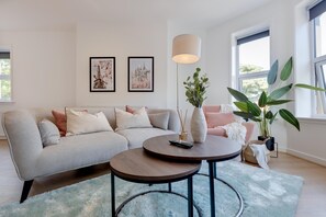 Deluxe-Apartment, 2 Schlafzimmer | Wohnbereich | 42-Zoll-Flachbildfernseher mit Kabelempfang, Fernseher