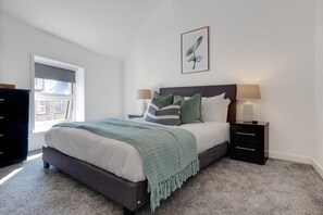 Deluxe-Apartment, 2 Schlafzimmer | 2 Schlafzimmer, individuell dekoriert, Bügeleisen/Bügelbrett, Bettwäsche