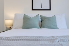 Deluxe-Apartment, 2 Schlafzimmer | 2 Schlafzimmer, individuell dekoriert, Bügeleisen/Bügelbrett, Bettwäsche