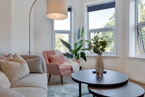 Deluxe-Apartment, 2 Schlafzimmer | Wohnbereich | 42-Zoll-Flachbildfernseher mit Kabelempfang, Fernseher