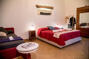 2 quartos, ferros/tábuas de passar roupa, berço de viagem