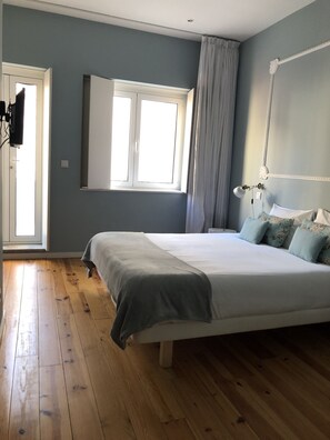 5 bedrooms, free WiFi, bed sheets, wheelchair access