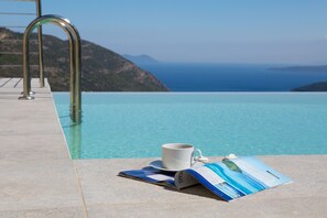 Outdoor pool - Romantic Villa Gialos over Mikros Gialos (Fterno)