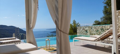 Romantic Villa Gialos over Mikros Gialos