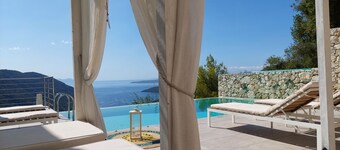 Romantic Villa Gialos over Mikros Gialos