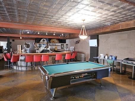 Bar (on property). X-Lg Man Cave...
The gang/ continue the party after @ AAOA Park!!
8 min away!!