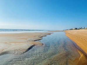 Playa en los alrededores y toallas de playa