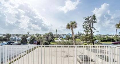 Well-appointed walk-up - 184 steps from the beach