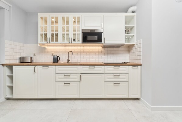 Fridge, microwave, stovetop, dishwasher - Comfortable Apartment in Wroclaw | Balcony and Parking (Wrocław)