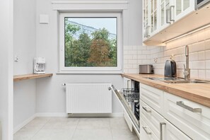 Fridge, microwave, stovetop, dishwasher - Comfortable Apartment in Wroclaw | Balcony and Parking (Wrocław)