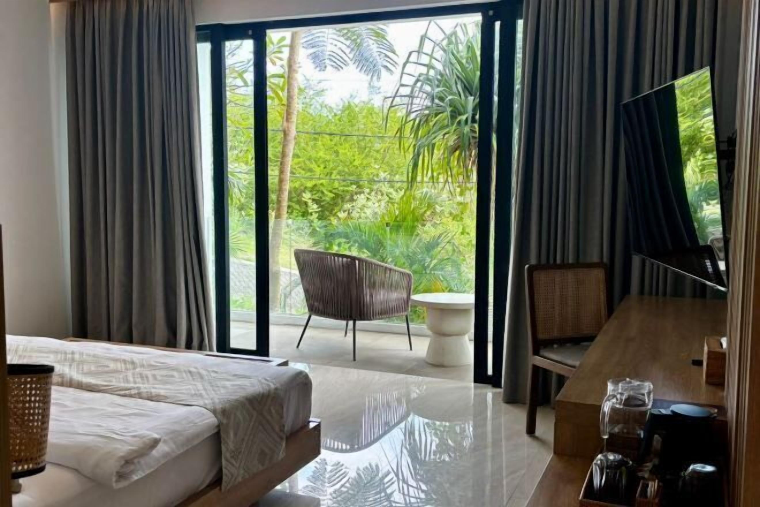 高級寝具、低反発ベッド、セーフティボックス (室内)、デスク