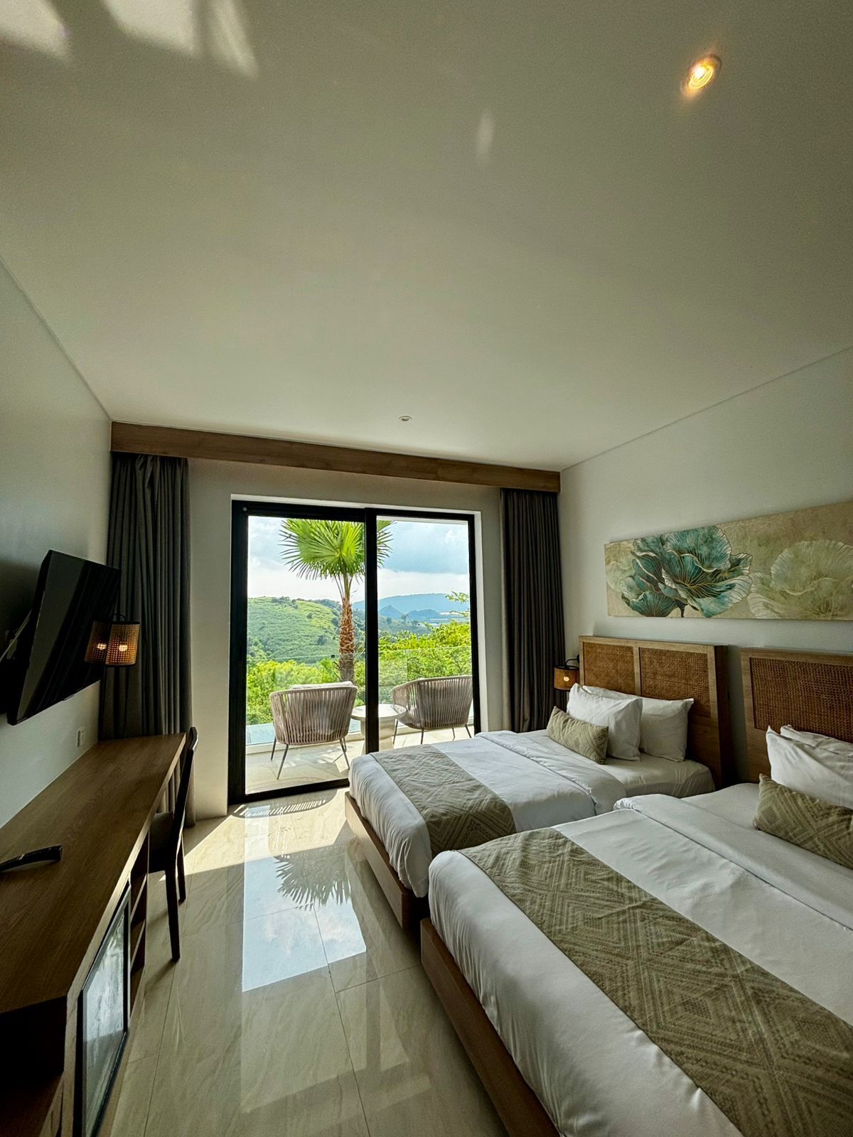 Deluxe Twin Room | Premium bedding, memory-foam beds, in-room safe, desk