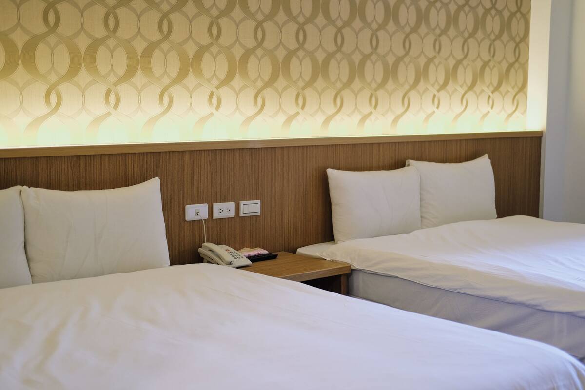Habitación cuádruple estándar, para no fumadores, vista a la montaña | Wifi gratis y ropa de cama