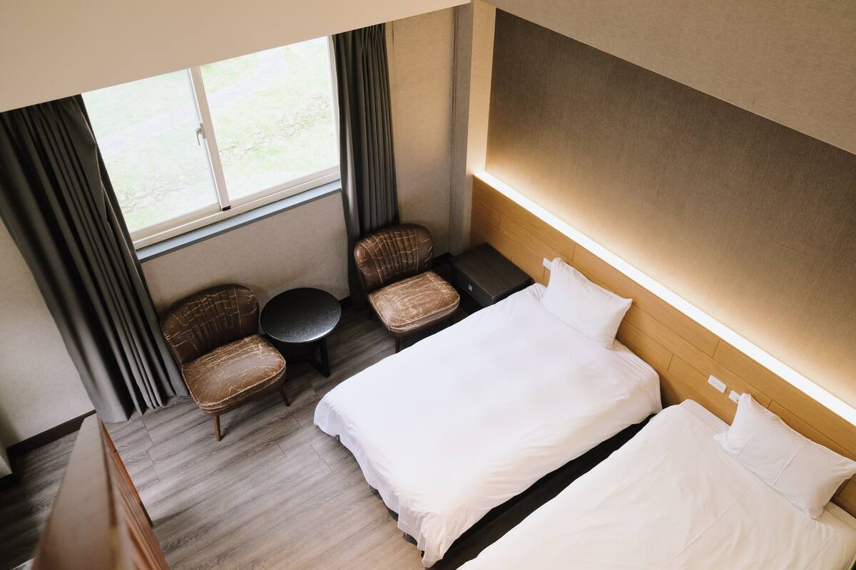 Habitación familiar, para no fumadores, vista a la montaña | Wifi gratis y ropa de cama