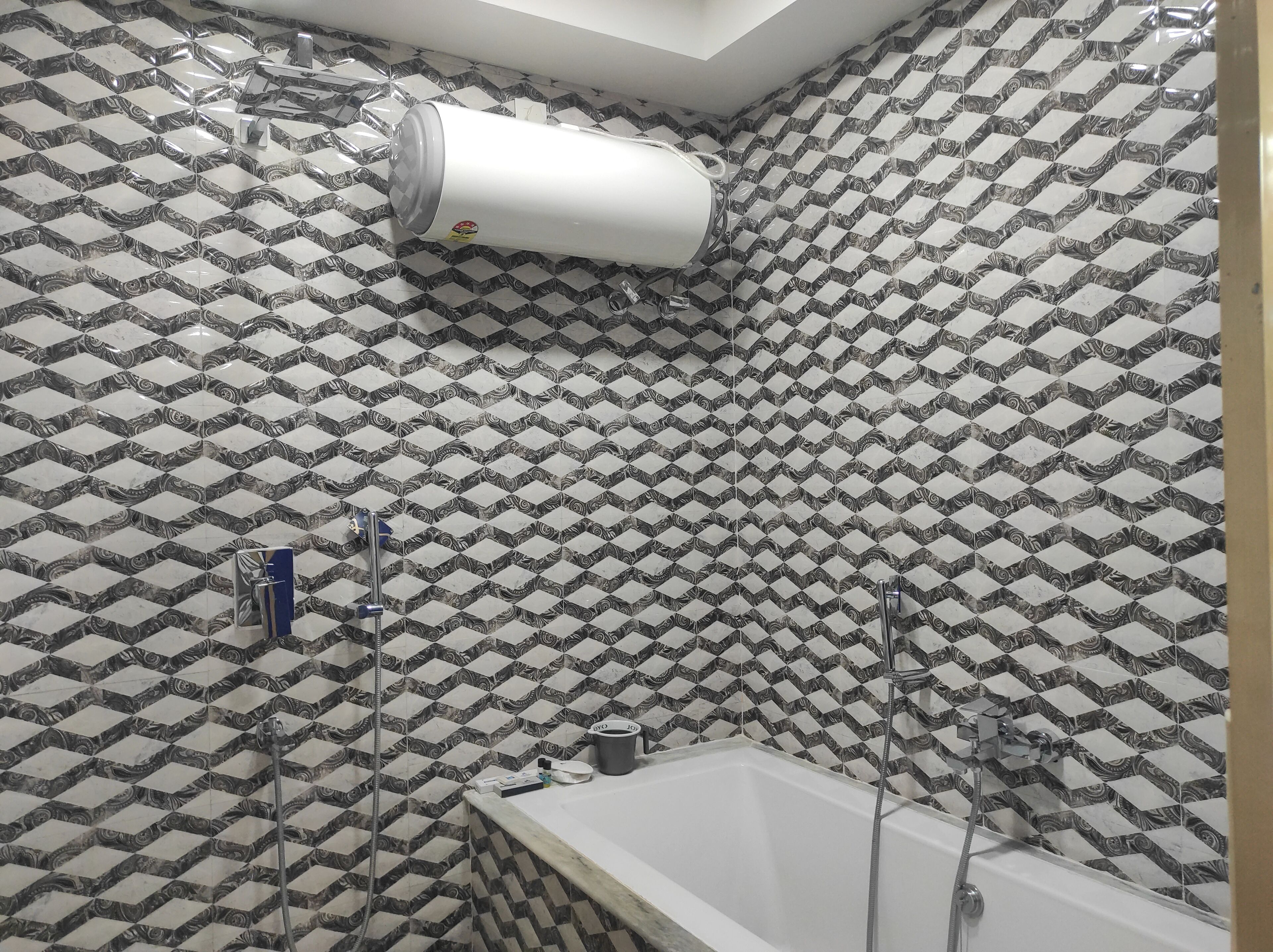 Ein Badezimmer mit gefliestem Boden, einer Badewanne und einer Duschkabine.