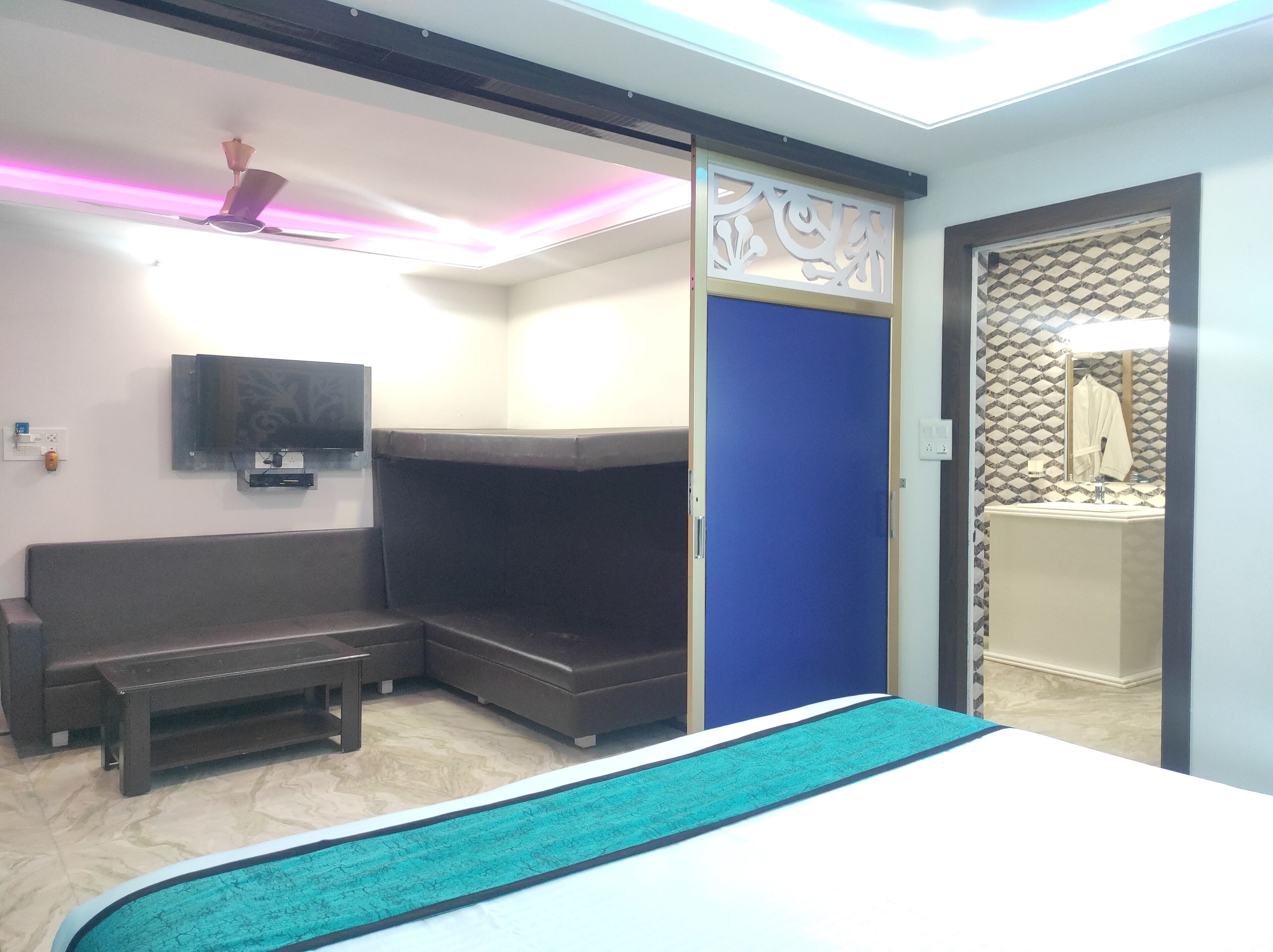 Premium Studio Suite | WiFi (free), bed sheets