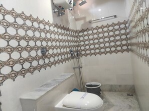 Superior Double Room | Bathroom | Shower, towels