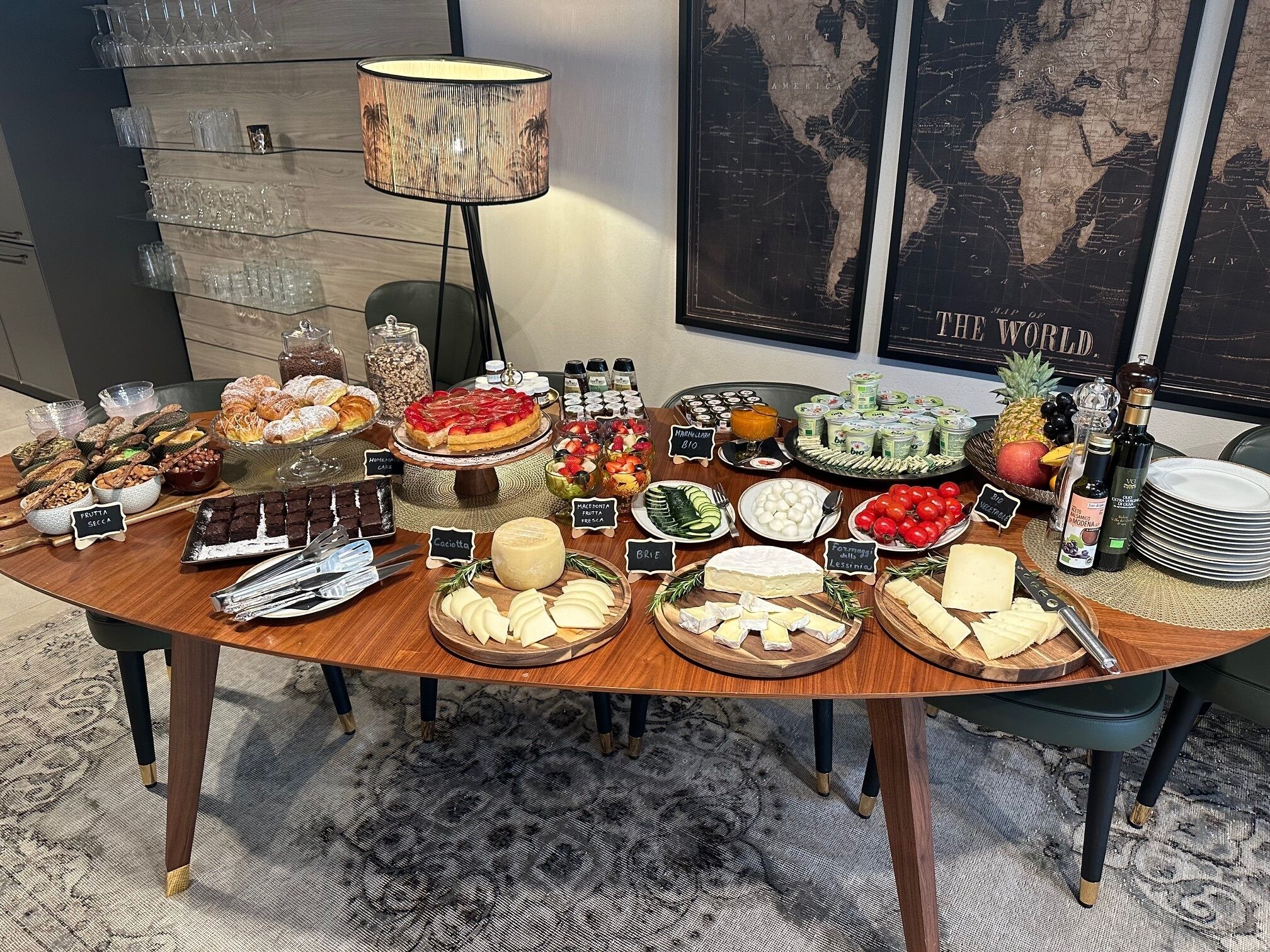 每日供应自助式早餐（每人 EUR 20）