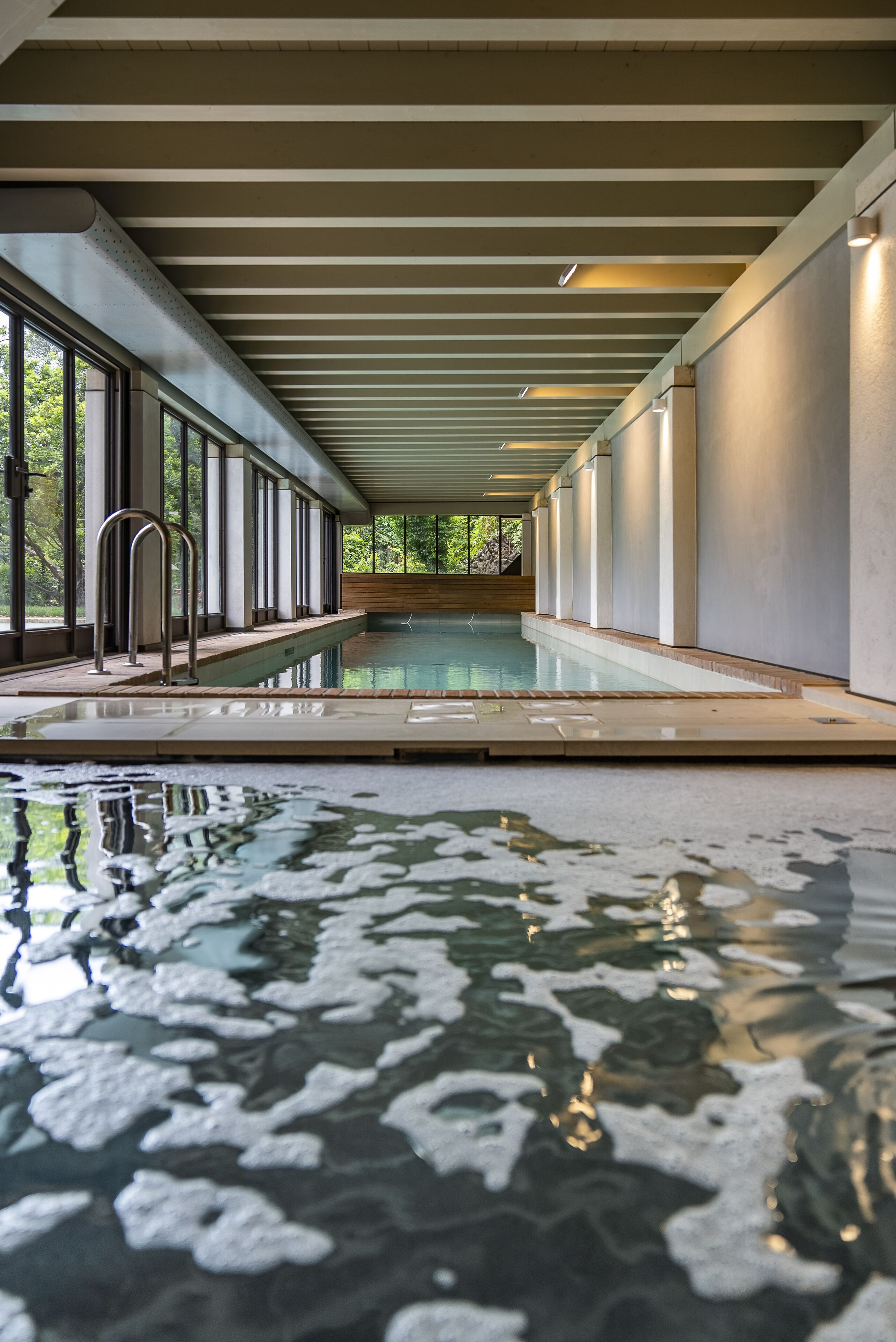 Innendørsbasseng, sesongbasert utendørsbasseng og bassengparasoller