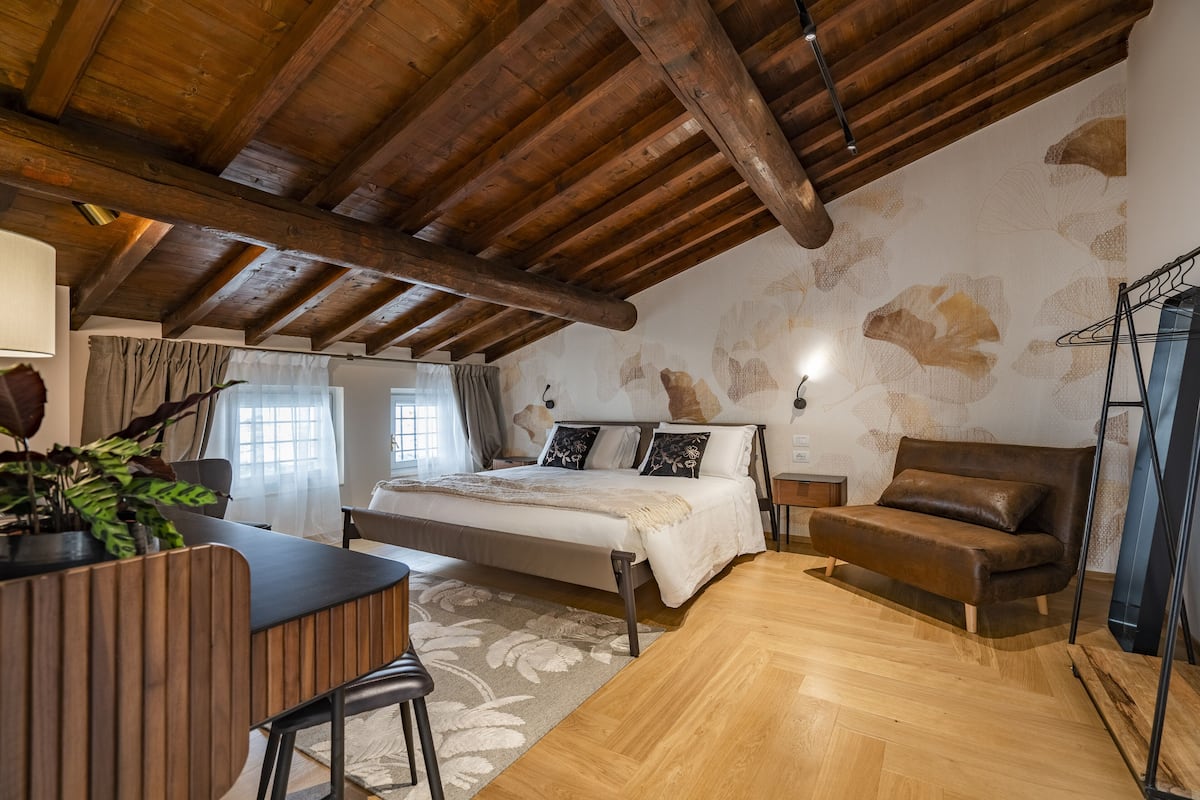 1 dormitorio, minibar, caja fuerte y escritorio