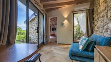 Minibar, Zimmersafe, Schreibtisch, laptopgeeigneter Arbeitsplatz