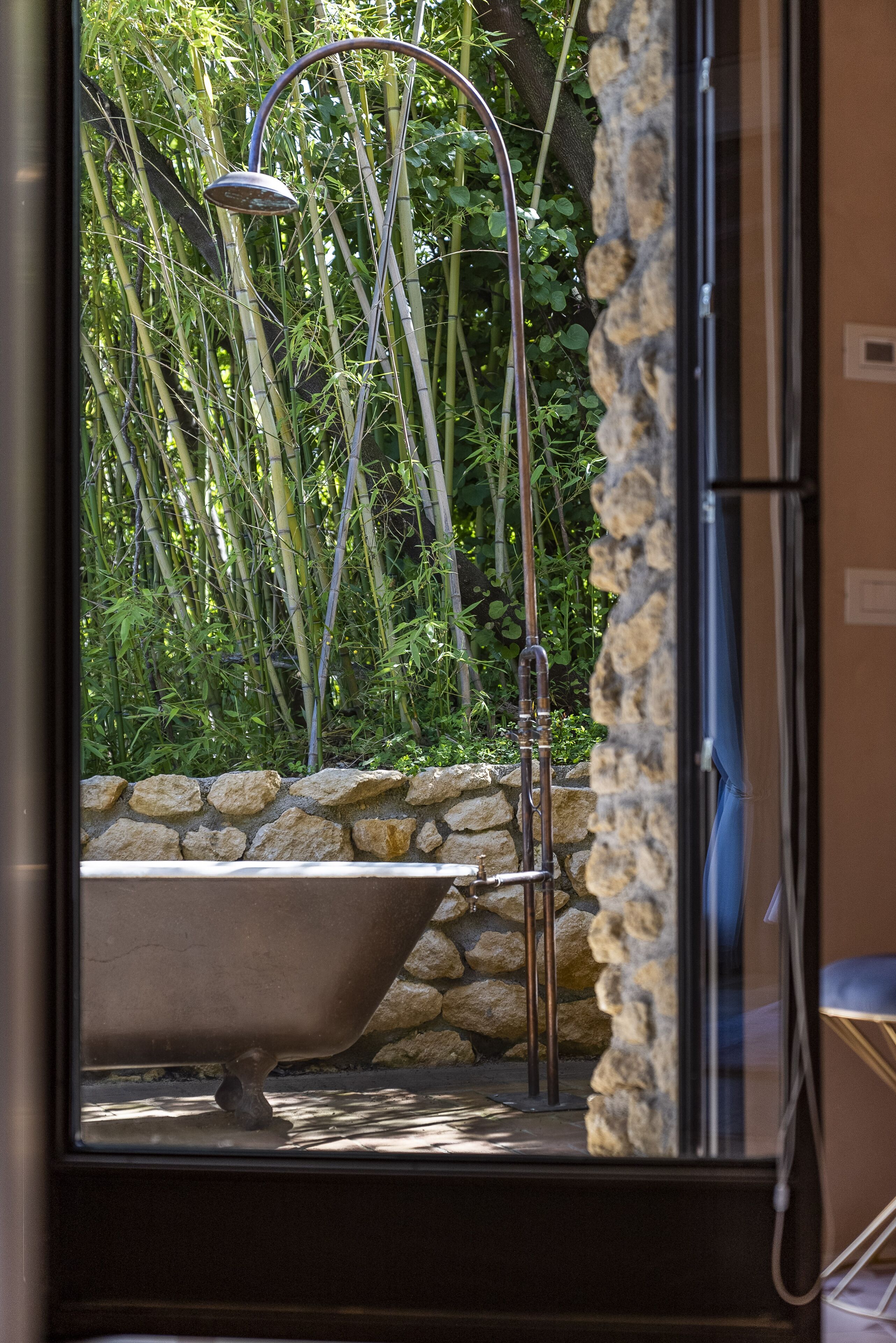 ميني بار وخزنة داخل الغرفة ومكتب ومساحة عمل للكمبيوتر المحمول