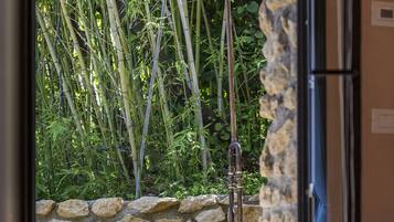 Minibar, caja de seguridad en la habitación y escritorio