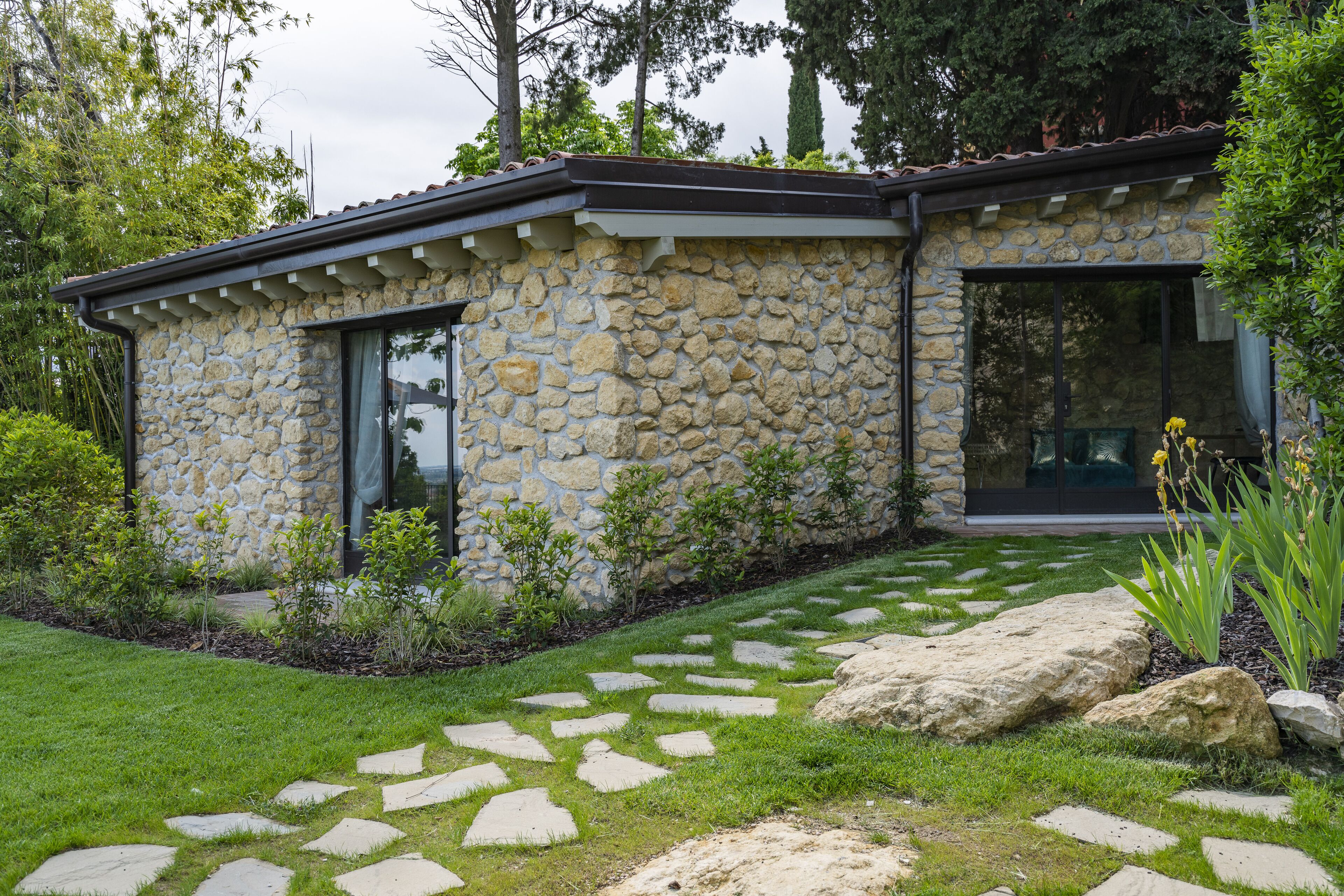 Minibar, coffres-forts dans les chambres, bureau