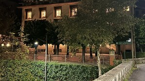 A building with multiple windows, a sign indicating 'Caffè - Pasticceria', and a tree in the foreground. - Le Focette Dell'Orso (Scanno)