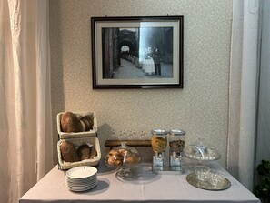 含每日吃到飽自助式早餐