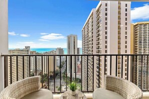 Property grounds - Luxury Suite w/ Ocean View in Waikiki + Parking! (Honolulu)