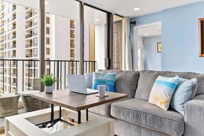 Smart TV, offices - High-rise condo w/ lanai & ocean views (Honolulu)