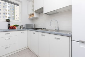 Apartamento, 2 quartos, sacada | Cozinha privada | Micro-ondas, cafeteira/chaleira, cadeirão de bebê