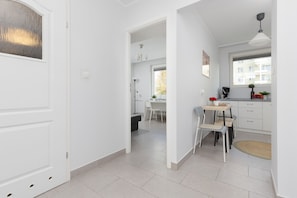 Apartamento, 2 quartos, sacada | Cozinha privada | Micro-ondas, cafeteira/chaleira, cadeirão de bebê