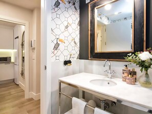 Een douche, een haardroger, handdoeken